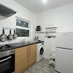 Studio With Bathroom And Kitchen 20 Minutes From Central London