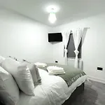 Studio With Bathroom And Kitchen 20 Minutes From Central London