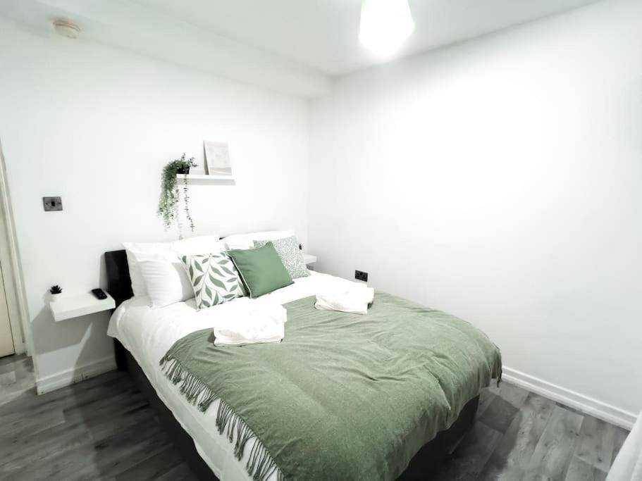 With Bathroom And Kitchen 20 Minutes From * Londra