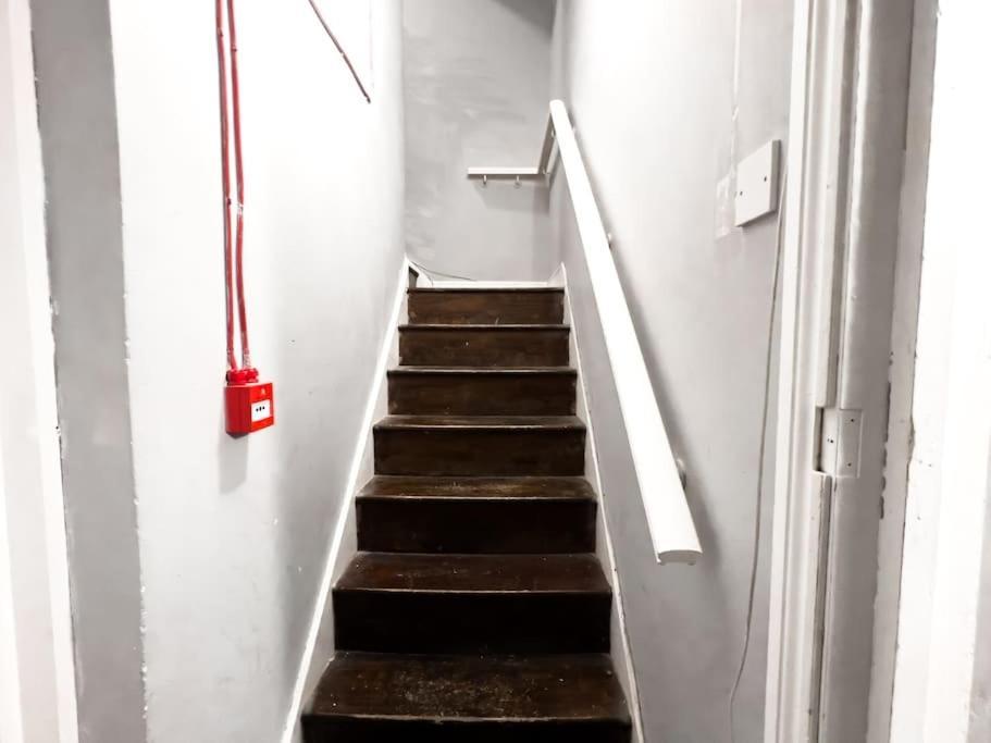With Bathroom And Kitchen 20 Minutes From Londra