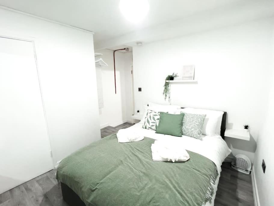 With Bathroom And Kitchen 20 Minutes From *