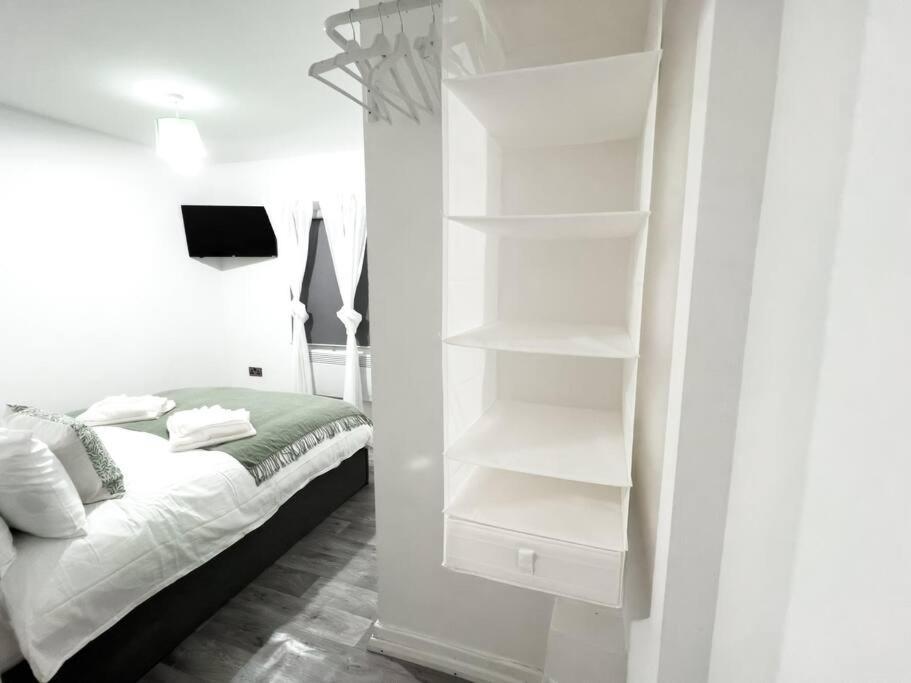 With Bathroom And Kitchen 20 Minutes From Londra